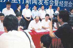 中共中央政治局委員新疆維吾爾自治區(qū)黨委書記王樂泉、山東省副省長王仁元出席集團公司烏魯木齊重工工業(yè)園項目簽字儀式