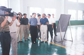 山東省委副書記姜大明到公司視察  （2004年8月）